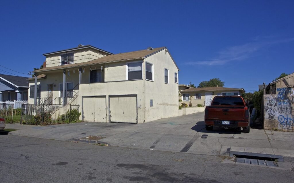 9940 D St, Oakland